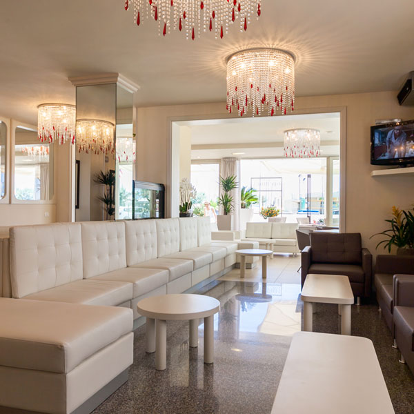 Area lounge di un hotel arredata con soluzioni contract Pandi